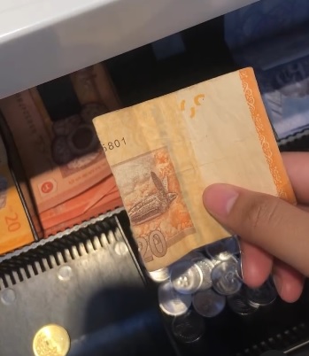 大意收下半张纸钞 老板要收银员赔钱