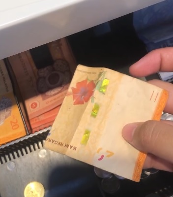 大意收下半张纸钞 老板要收银员赔钱