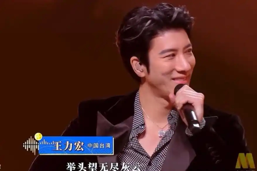 大湾区晚会成歌手照妖镜 王力宏抢拍翻车尴尬