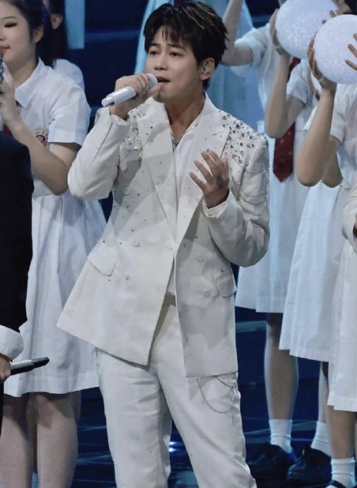 大湾区晚会成歌手照妖镜 王力宏抢拍翻车尴尬