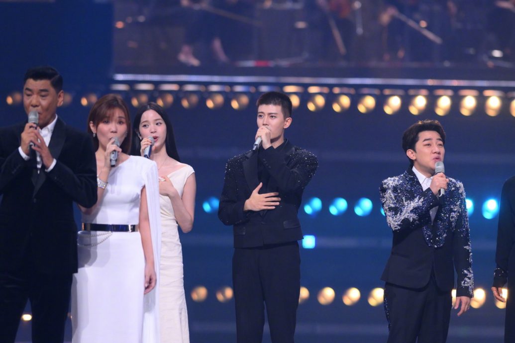 大湾区晚会成歌手照妖镜 王力宏抢拍翻车尴尬