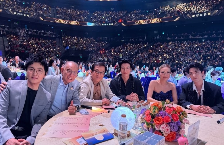 大湾区晚会成歌手照妖镜 王力宏抢拍翻车尴尬