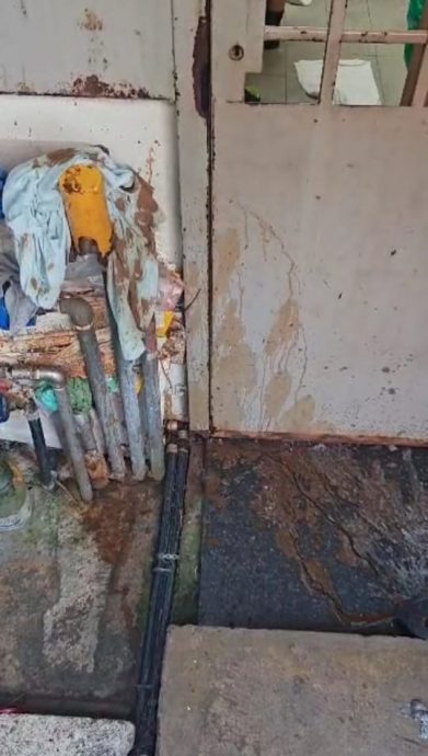 大都会-/早报头/久别前任纠缠讨债 泼漆又泼屎!8图