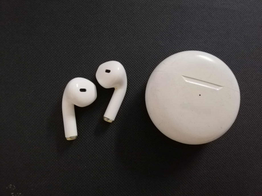 大都会-说亮话/戴无线耳机也会闹出“笑话”?/黄文民