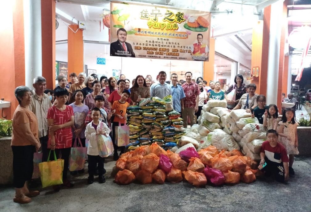 大都会/加影佳宁之家26年来风雨不改庆祝中秋节