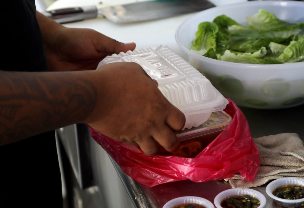 大都会/封面/雪政府拟周五六日禁塑 民众:需各方配合/14图