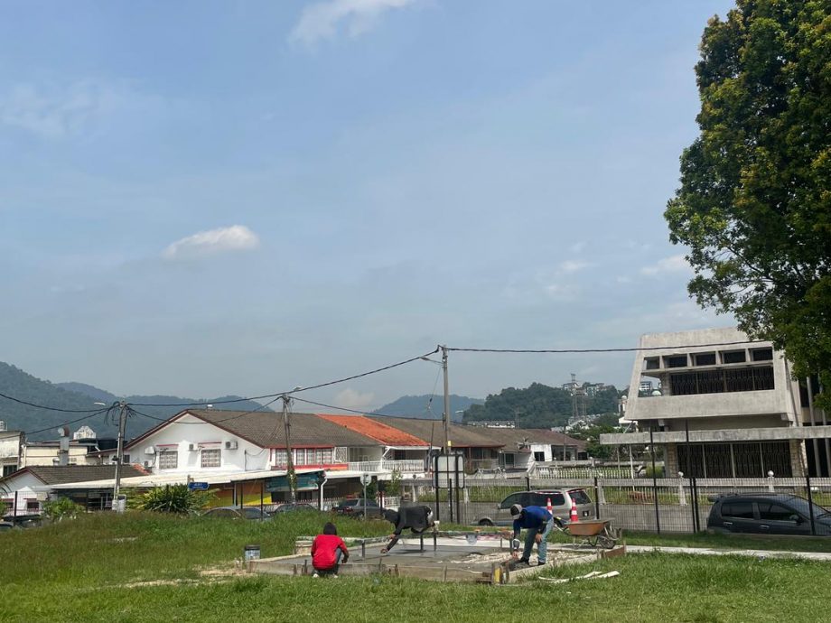 大都会/早报头/余保凭有关士拉央峇鲁花园草场提升