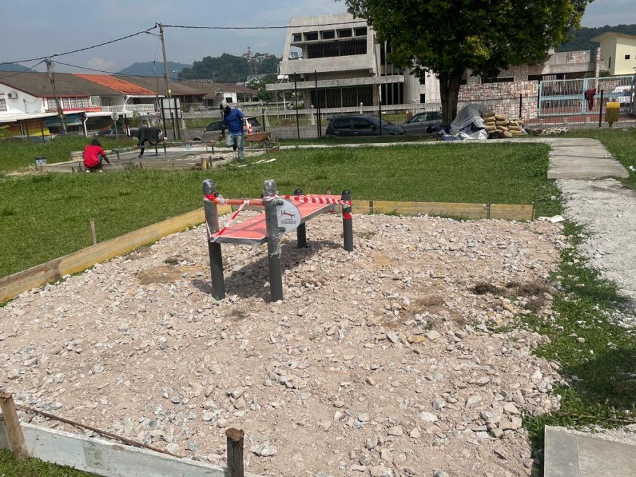 大都会/早报头/余保凭有关士拉央峇鲁花园草场提升