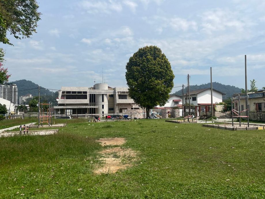 大都会/早报头/余保凭有关士拉央峇鲁花园草场提升