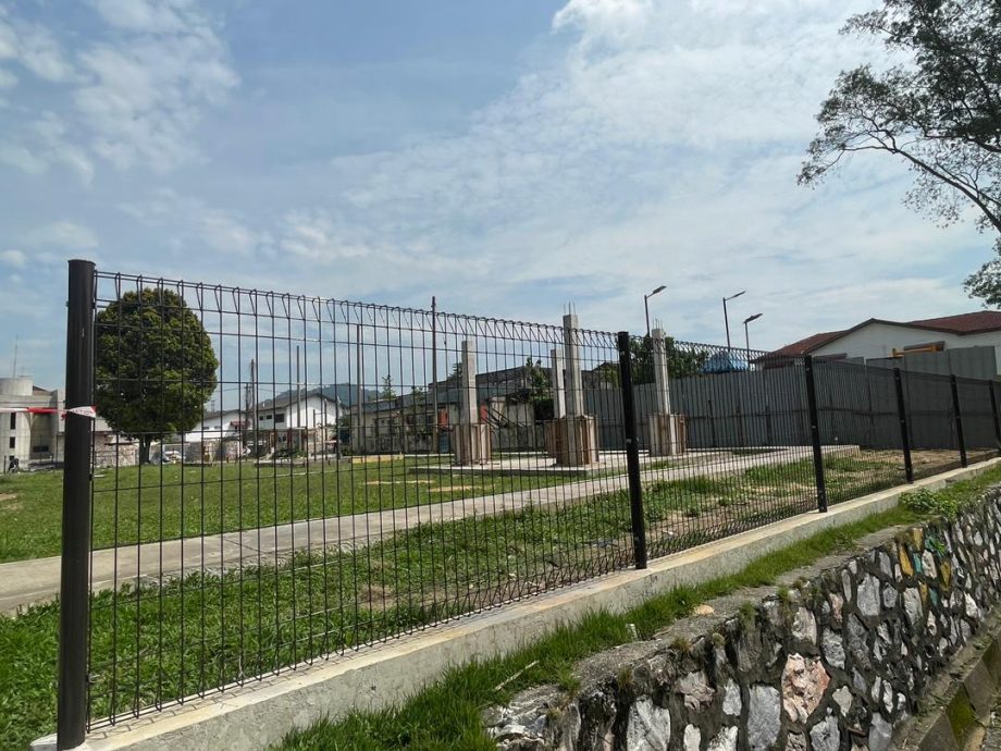 大都会/早报头/余保凭有关士拉央峇鲁花园草场提升