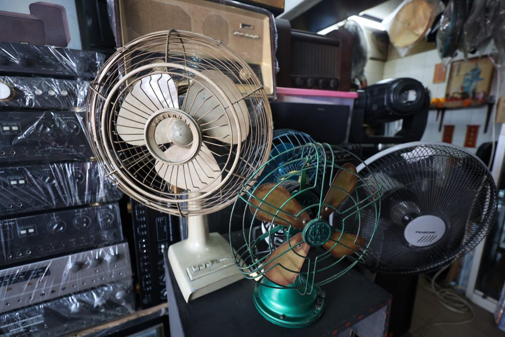 大都会/特职世界系列/9月10日见报/温金陆师傅的万能之手赋予新生命 报废电器死而复生