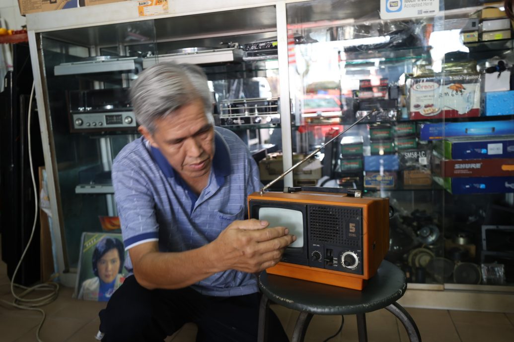 大都会/特职世界系列/9月10日见报/温金陆师傅的万能之手赋予新生命 报废电器死而复生