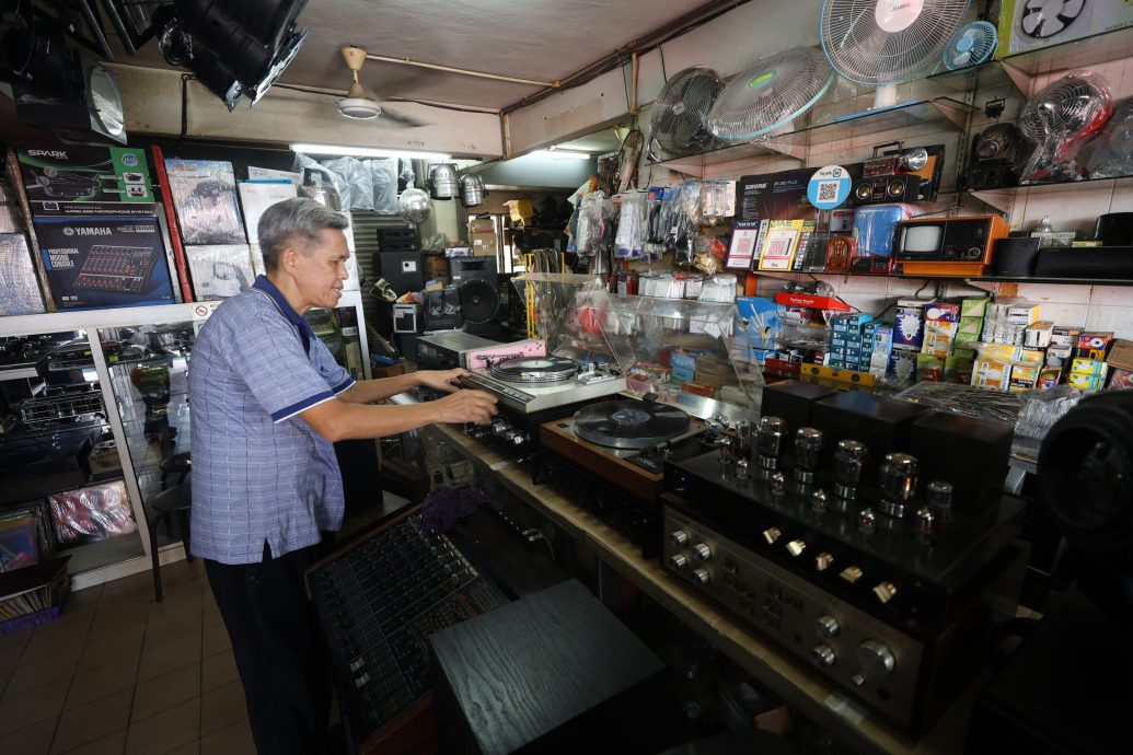 大都会/特职世界系列/9月10日见报/温金陆师傅的万能之手赋予新生命 报废电器死而复生