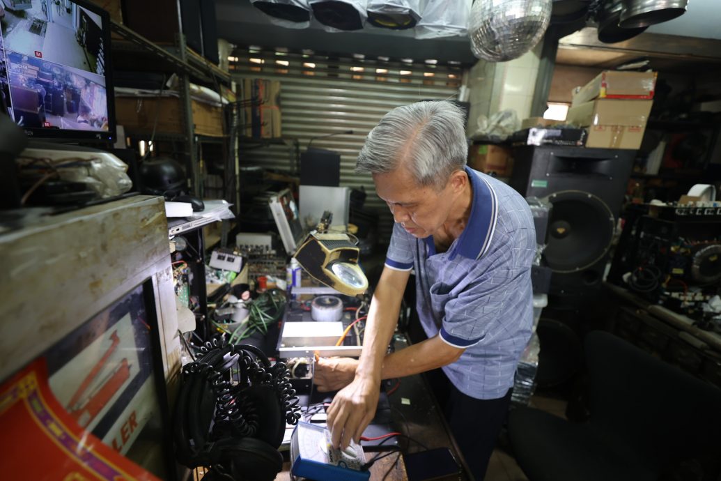 大都会/特职世界系列/9月10日见报/温金陆师傅的万能之手赋予新生命 报废电器死而复生