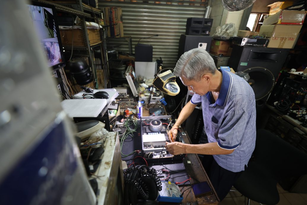 大都会/特职世界系列/9月10日见报/温金陆师傅的万能之手赋予新生命 报废电器死而复生