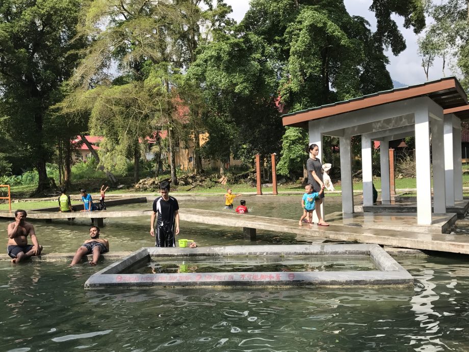 大都会（版2头）：乌鲁达慕热水湖唯一通道修复/4图