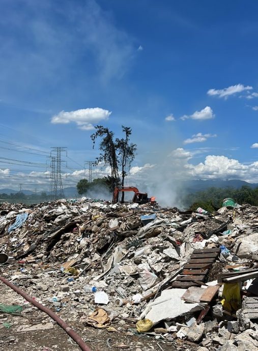 大都会(版2头):非法垃圾场失火 疑业者辱骂市议员/4图