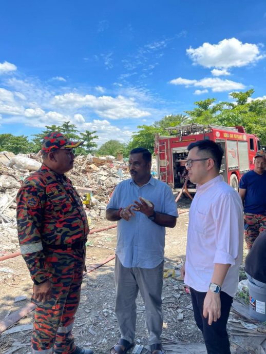 大都会(版2头):非法垃圾场失火 疑业者辱骂市议员/4图