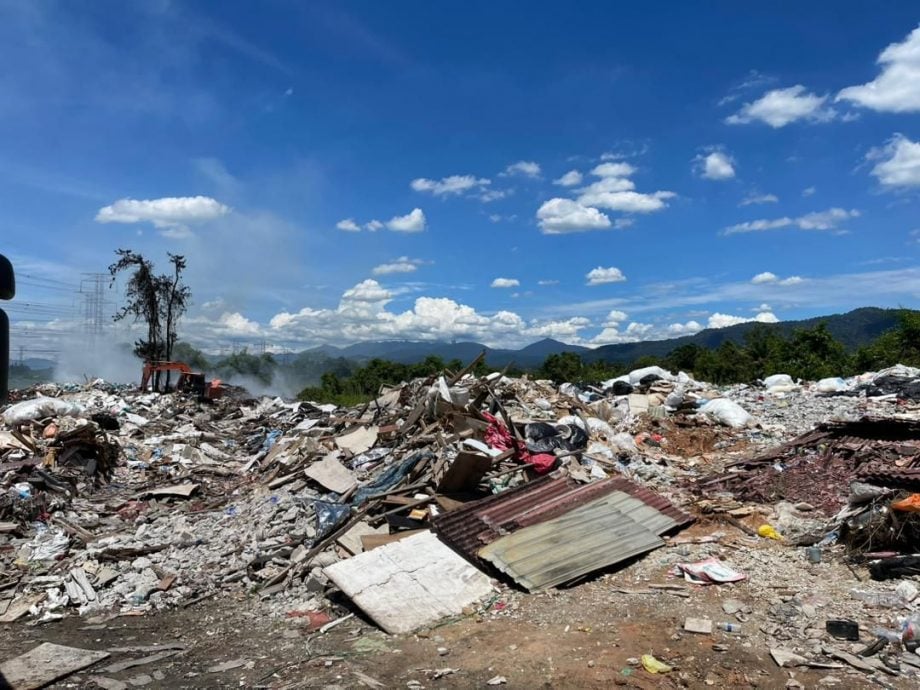 大都会(版2头):非法垃圾场失火 疑业者辱骂市议员/4图