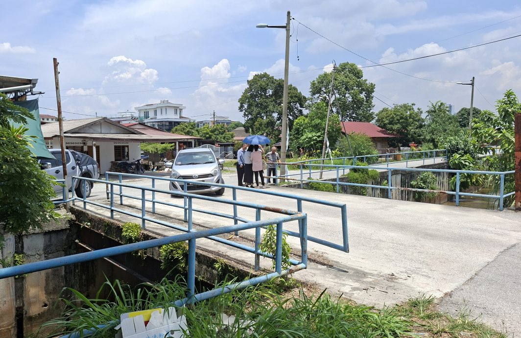 大都会/(me4主文)学校后门垂直小桥阻交通,董事部盼改为孤型路口减少堵塞/2图