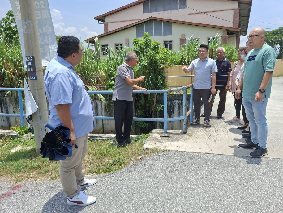 大都会/(me4主文)学校后门垂直小桥阻交通,董事部盼改为孤型路口减少堵塞/2图