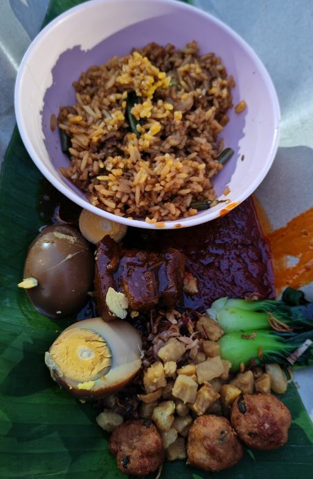 大都会：仁嘉隆“今时月、古早味”中秋长桌宴，吸引逾千村民踊跃参与