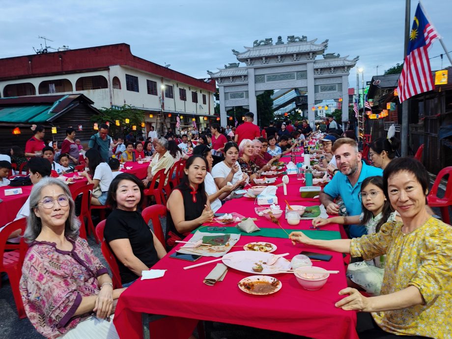 大都会：仁嘉隆“今时月、古早味”中秋长桌宴，吸引逾千村民踊跃参与