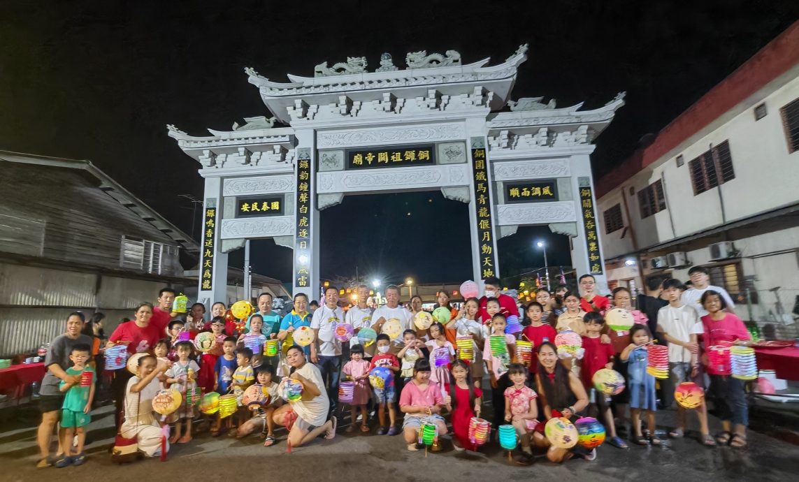 大都会：仁嘉隆“今时月、古早味”中秋长桌宴，吸引逾千村民踊跃参与