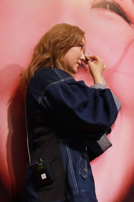 大马粉丝送自制回忆簿 卫兰感动当场泪崩