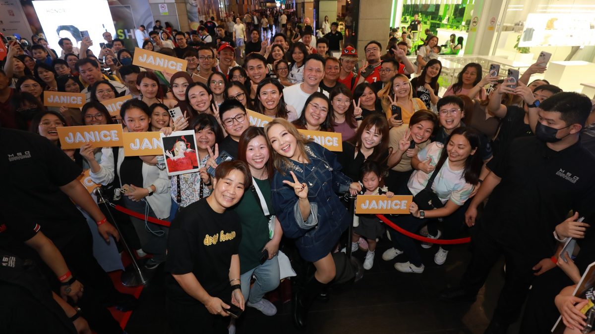 大马粉丝送自制回忆簿 卫兰感动当场泪崩