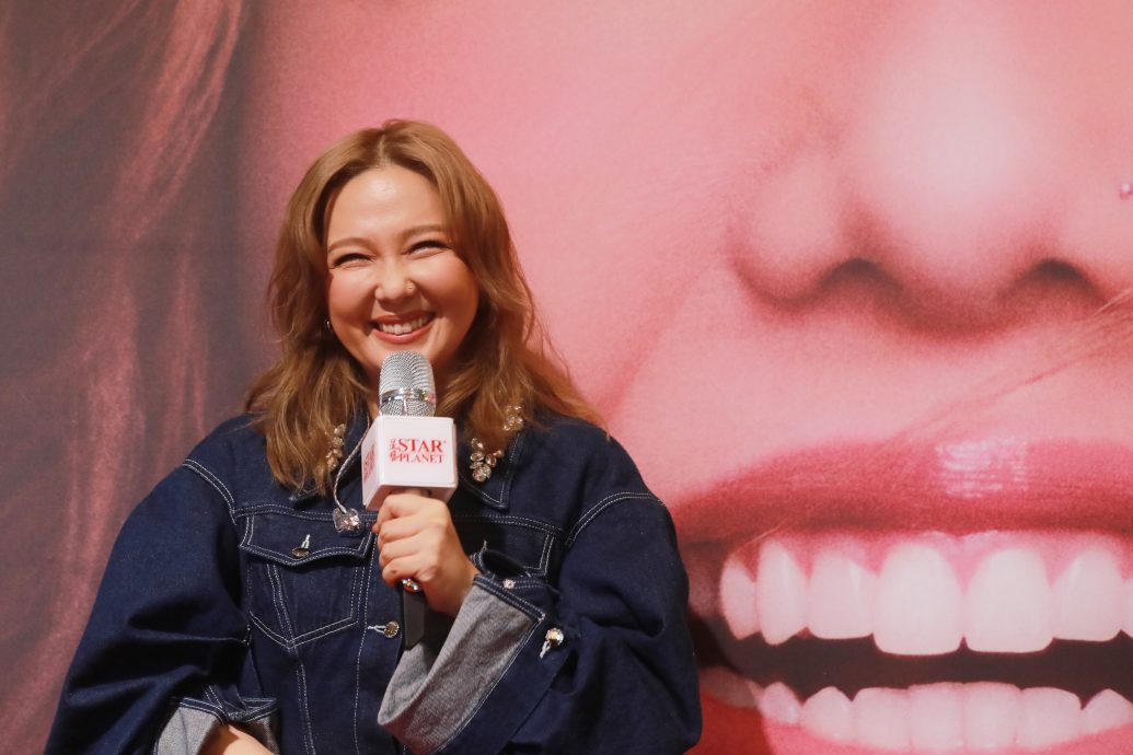 大马粉丝送自制回忆簿 卫兰感动当场泪崩