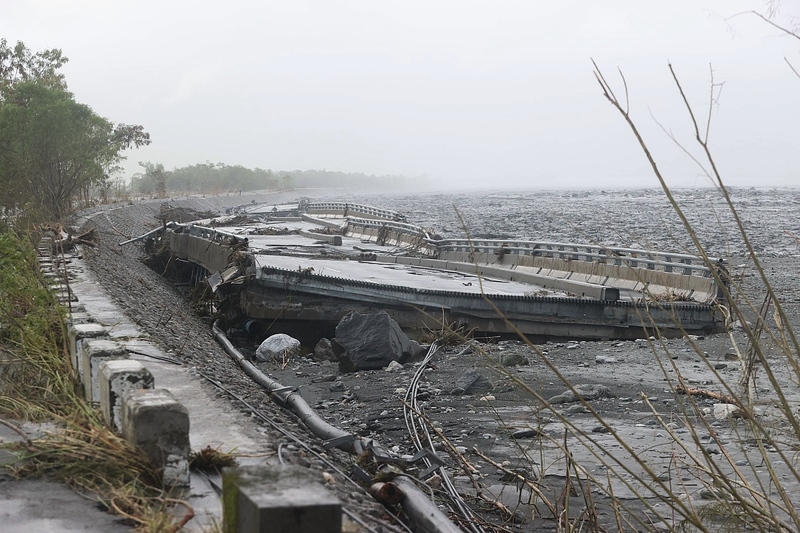 天下事 台9线马太鞍溪桥遭冲毁