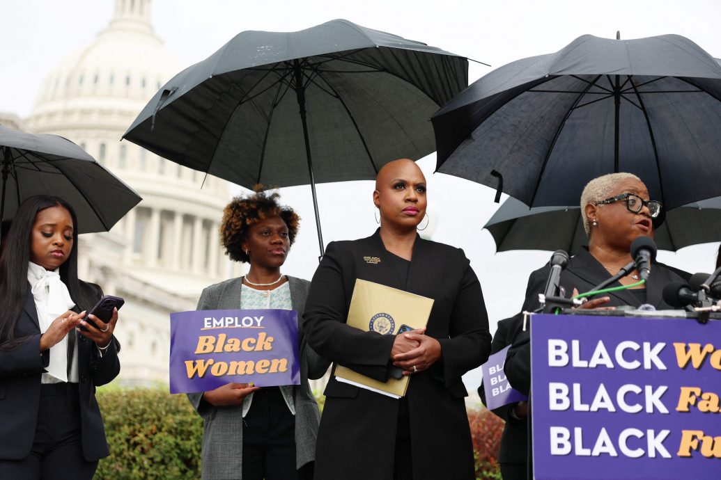 天下事  美国联邦政府料迎辞职潮 逾10万人集体离职  