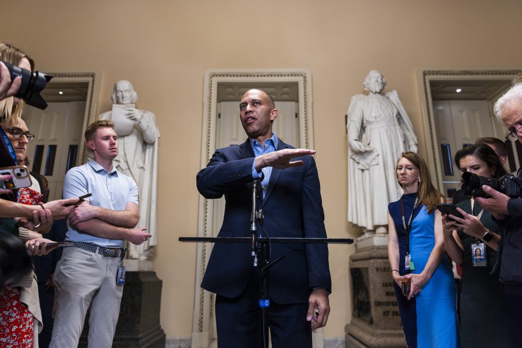天下事  美国联邦政府料迎辞职潮 逾10万人集体离职  