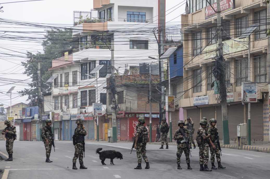 天下事配图NEPAL PROTEST AFTERMATH:Nepalese Army imposes nationwide restrictions in wake of unrest