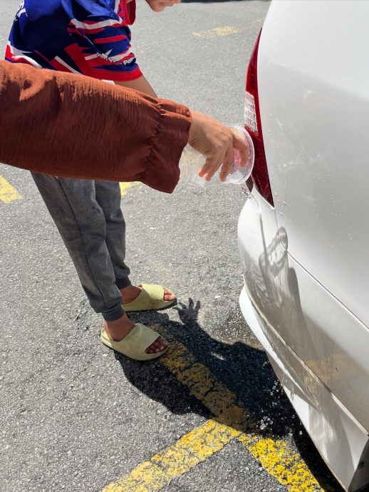 天降湿垃圾砸中脑袋！女子翻找垃圾揪“始作俑者”