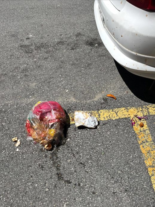 天降湿垃圾砸中脑袋！女子翻找垃圾揪“始作俑者”