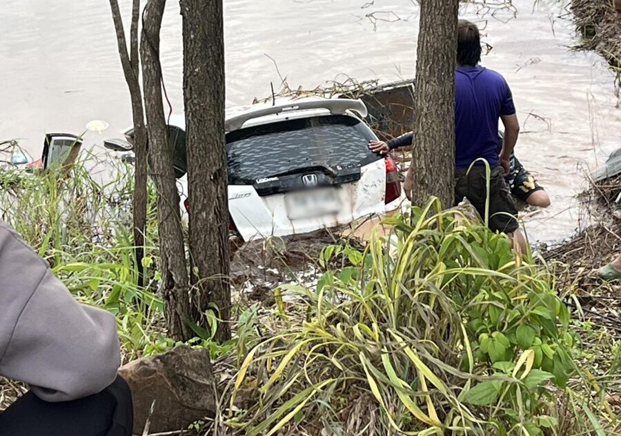 夫妇赴外坡弘扬佛法 牛只拦路车毁人亡