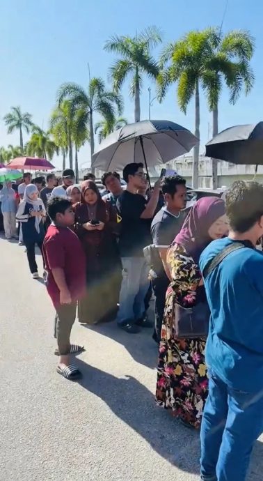 夫妻路边卖帝王蟹 一只RM85爆红! 顾客跨州排队买 15分钟150只卖光