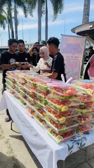 夫妻路边卖帝王蟹 一只RM85爆红! 顾客跨州排队买 15分钟150只卖光