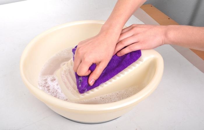 女佣坚持浴室地板洗衣 屡劝不听害雇主母滑倒