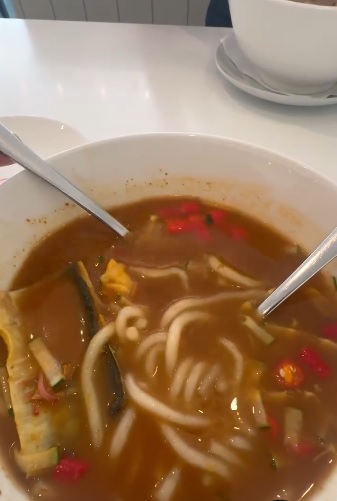 女子不满连锁店借口人手不够 “钱没少付 叻沙配菜却缩水”