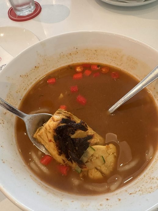 女子不满连锁店借口人手不够 “钱没少付 叻沙配菜却缩水”