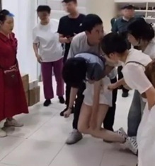 女子喝珍奶卡喉窒息 路人联手急救始脱险