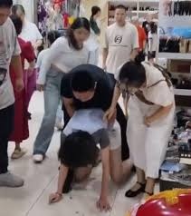 女子喝珍奶卡喉窒息 路人联手急救始脱险