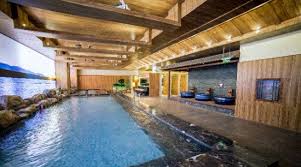 女子控诉洗浴店撞见男子溜达 “像逛夜市把我们看光了!”