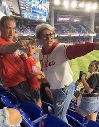 女子硬抢全垒打球被嘘 男童却收获球星签名球棒