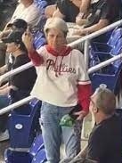 女子硬抢全垒打球被嘘 男童却收获球星签名球棒