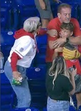 女子硬抢全垒打球被嘘 男童却收获球星签名球棒