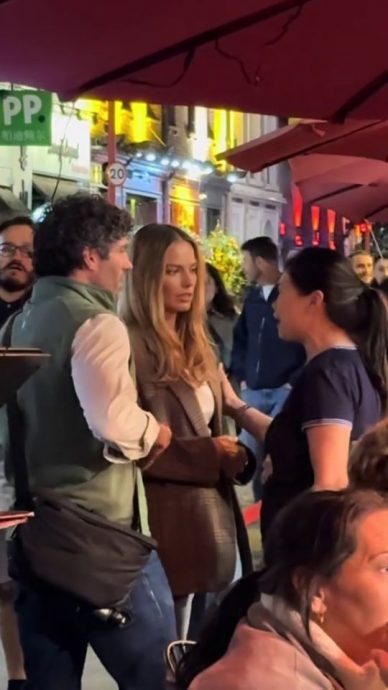 女神光玛格罗比全裸礼服现身 遭误认“无名网红”拒之门外